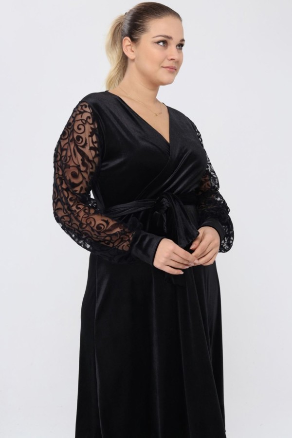 Veliūrinė suknelė su voko formos iškirpte