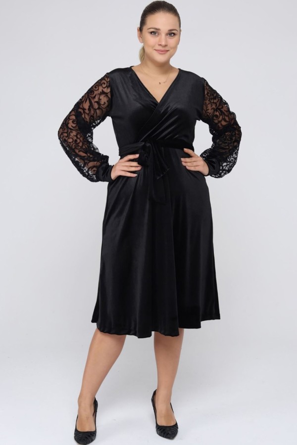 Veliūrinė suknelė su voko formos iškirpte