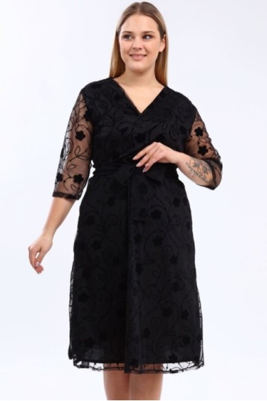 Juoda suknelė su voko formos iškirpte