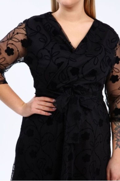 Juoda suknelė su voko formos iškirpte