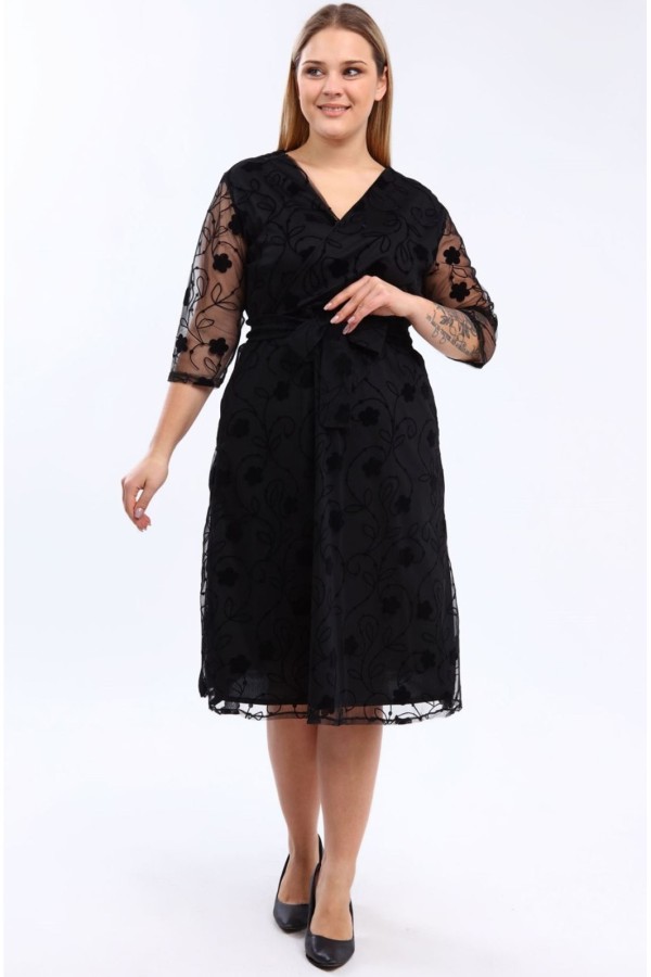 Juoda suknelė su voko formos iškirpte