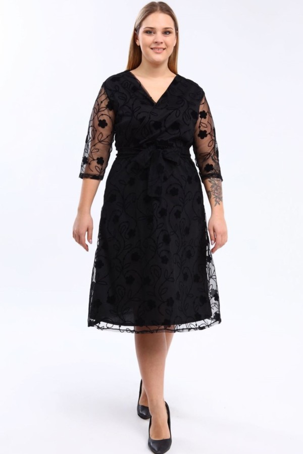 Juoda suknelė su voko formos iškirpte