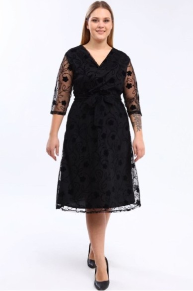 Juoda suknelė su voko formos iškirpte