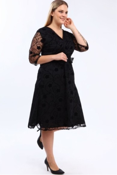 Juoda suknelė su voko formos iškirpte