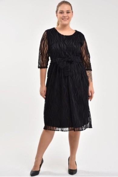 Juoda suknelė apavalia iškirpte