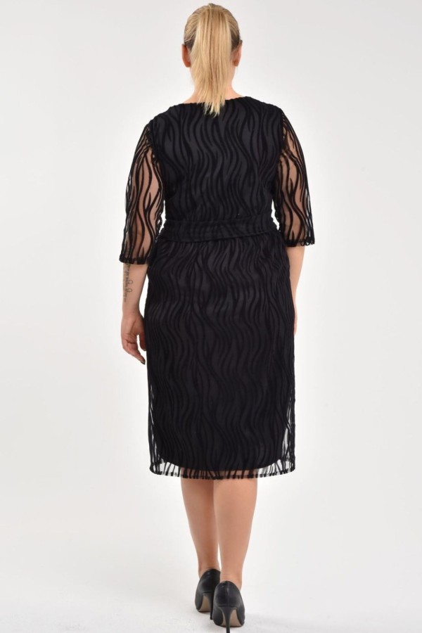 Juoda suknelė apavalia iškirpte