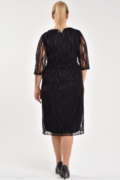 Juoda suknelė apavalia iškirpte