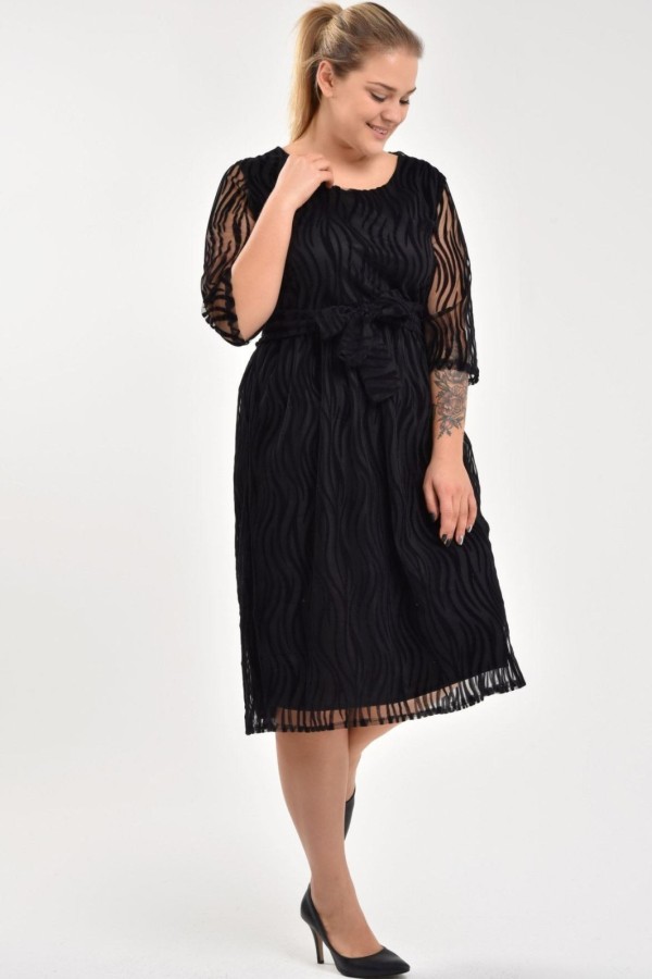 Juoda suknelė apavalia iškirpte