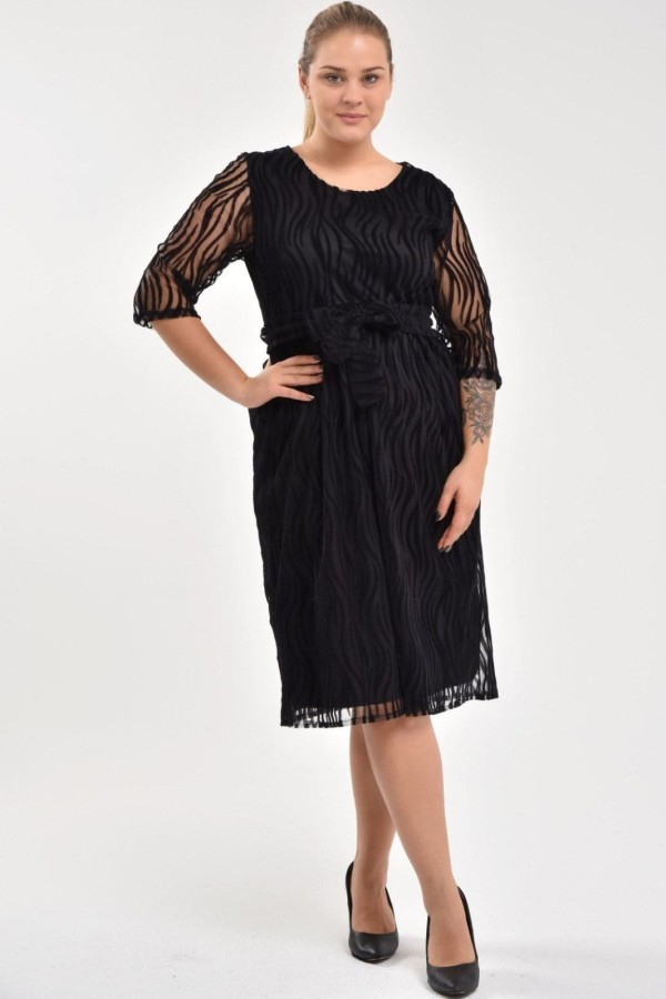 Juoda suknelė apavalia iškirpte