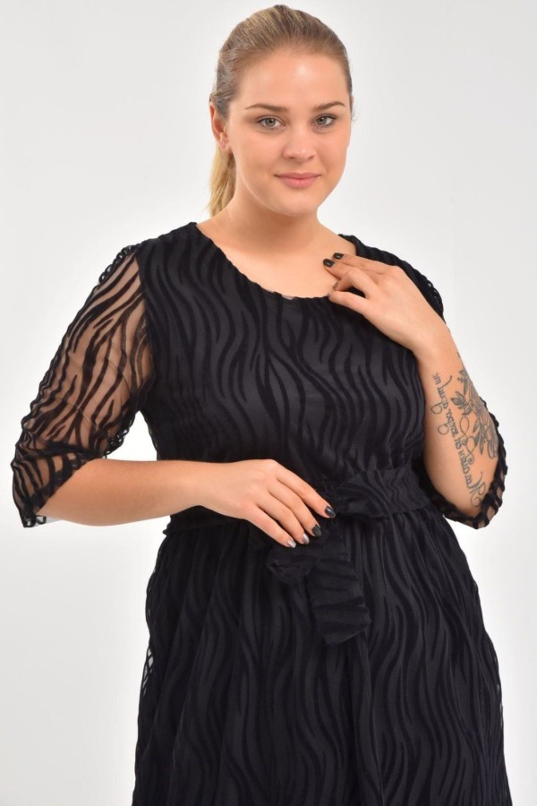 Juoda suknelė apavalia iškirpte