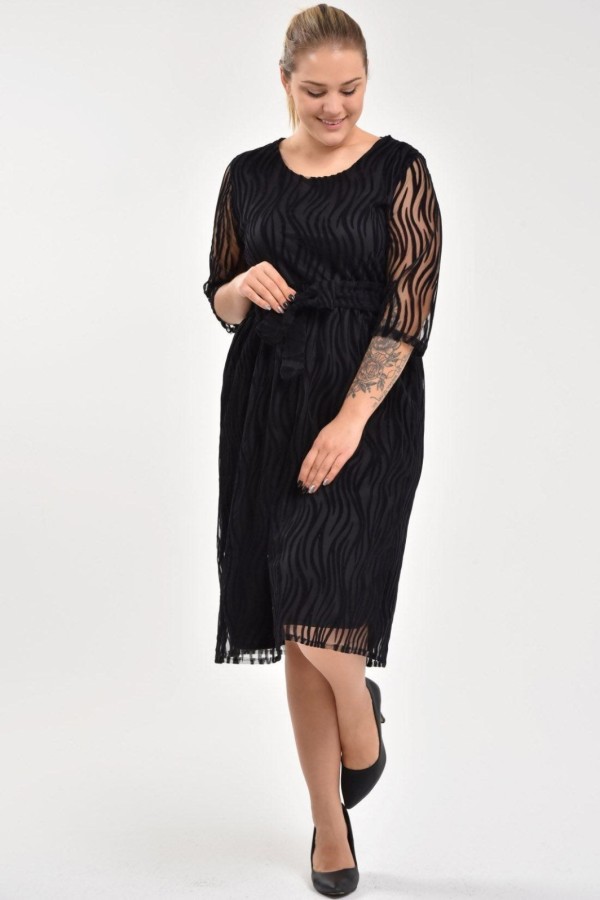 Juoda suknelė apavalia iškirpte