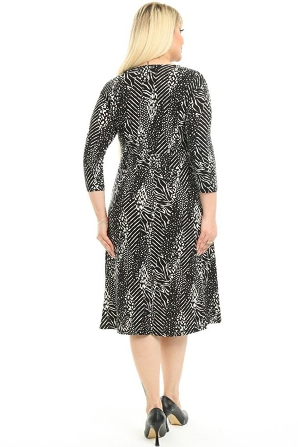 Suknelė su trikampio iškirpte