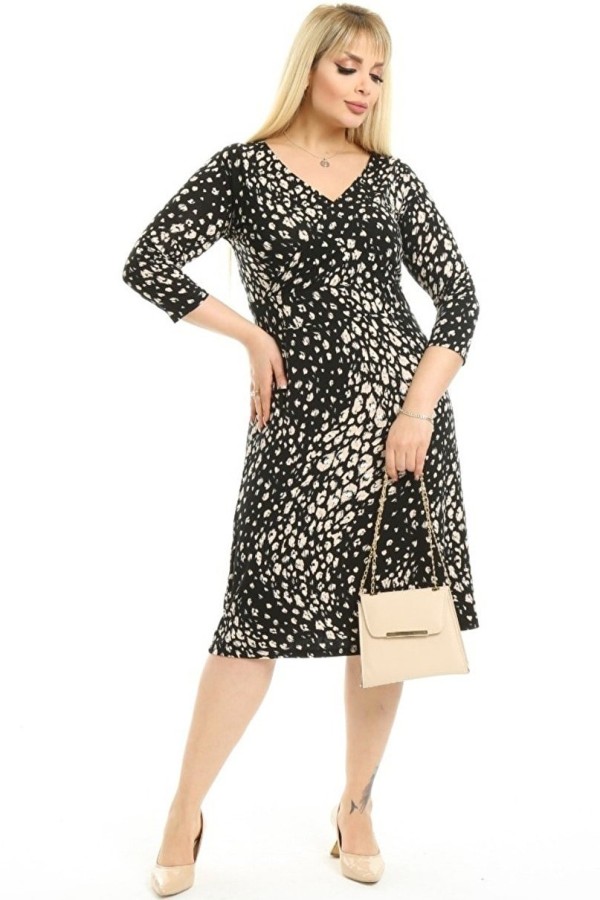 Suknelė su trikampio iškirpte