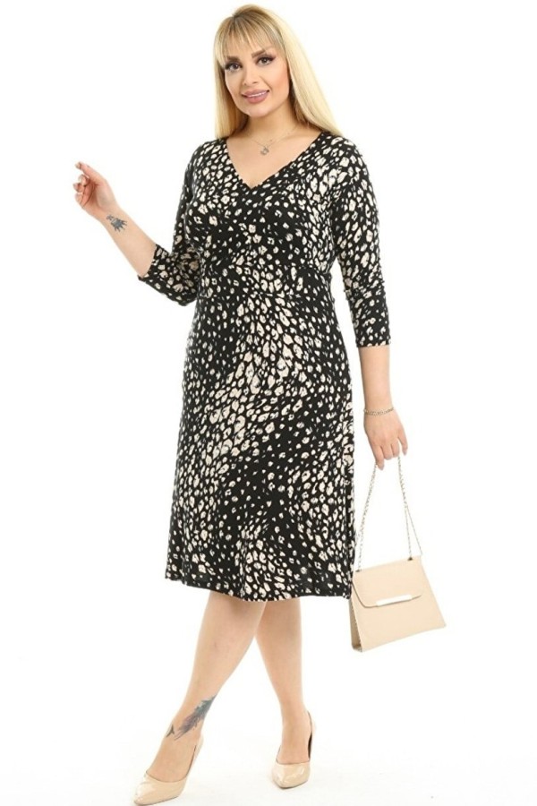 Suknelė su trikampio iškirpte