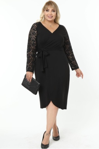 Juoda suknelė su nėrinių rankovėmis