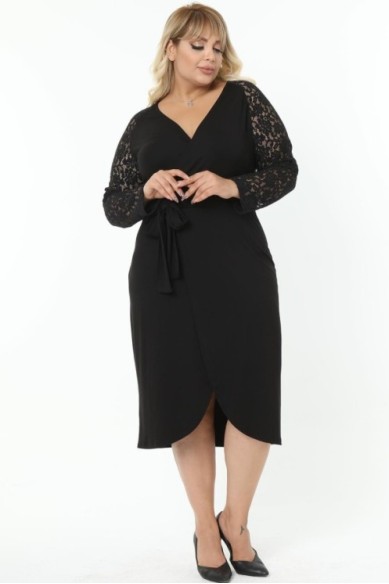 Juoda suknelė su nėrinių rankovėmis