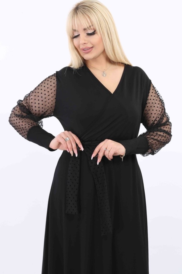 Platėjanti juoda suknelė