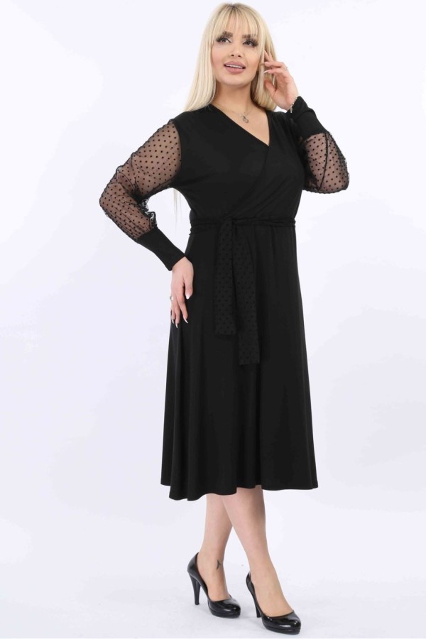 Platėjanti juoda suknelė
