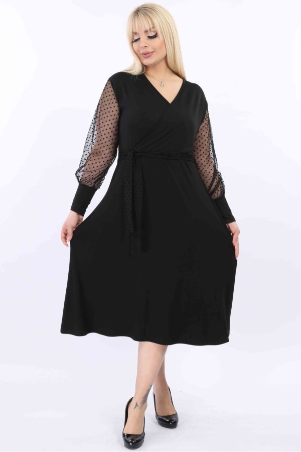 Platėjanti juoda suknelė