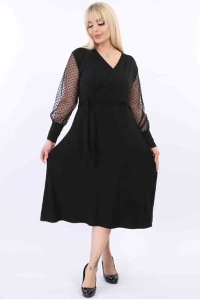 Platėjanti juoda suknelė