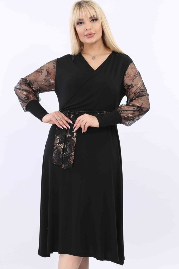 Platėjanti juoda suknelė