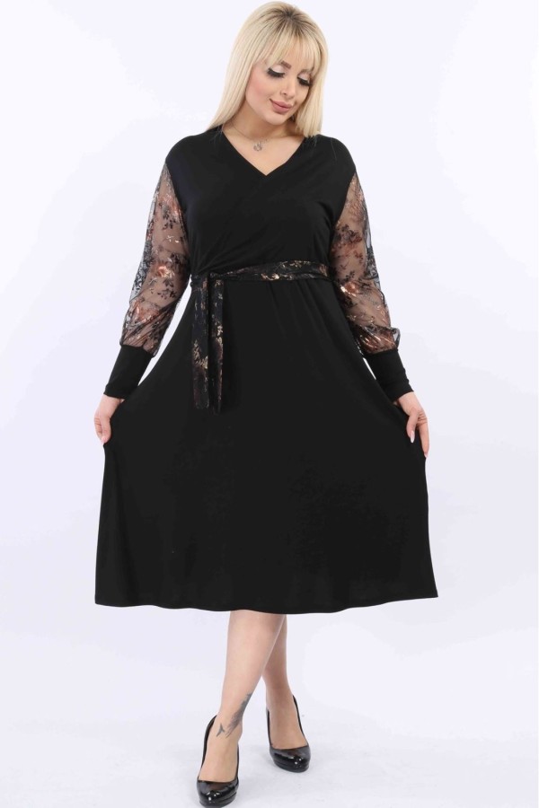 Platėjanti juoda suknelė