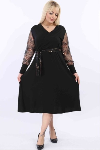 Platėjanti juoda suknelė