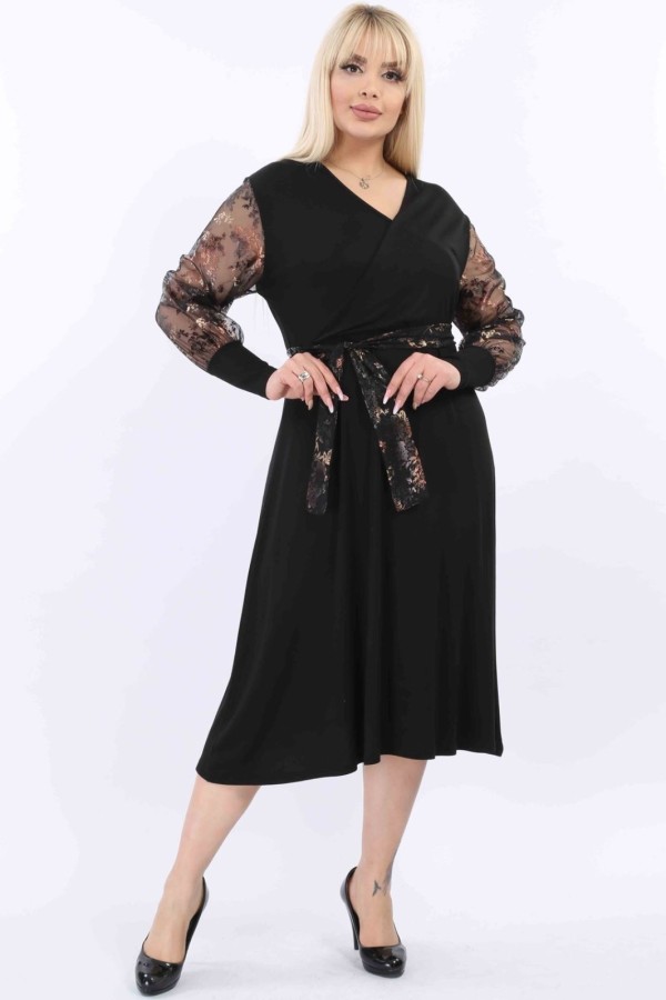 Platėjanti juoda suknelė