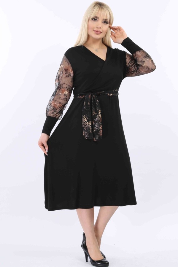 Platėjanti juoda suknelė