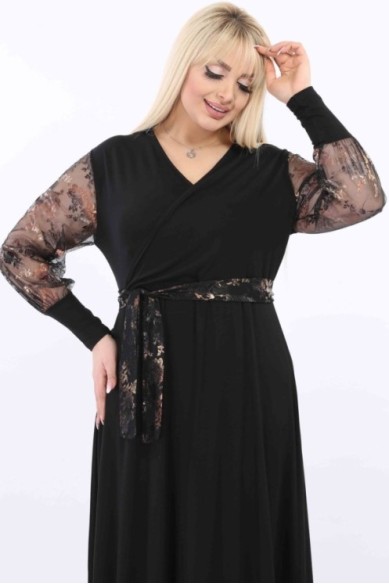 Platėjanti juoda suknelė